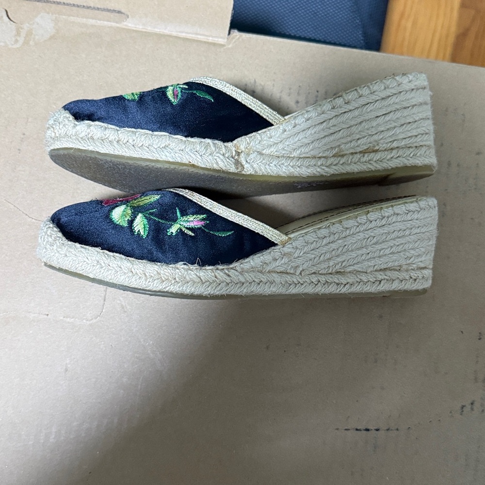 Women's Black Floral Embroidered Shoes - Picture 2 of 5